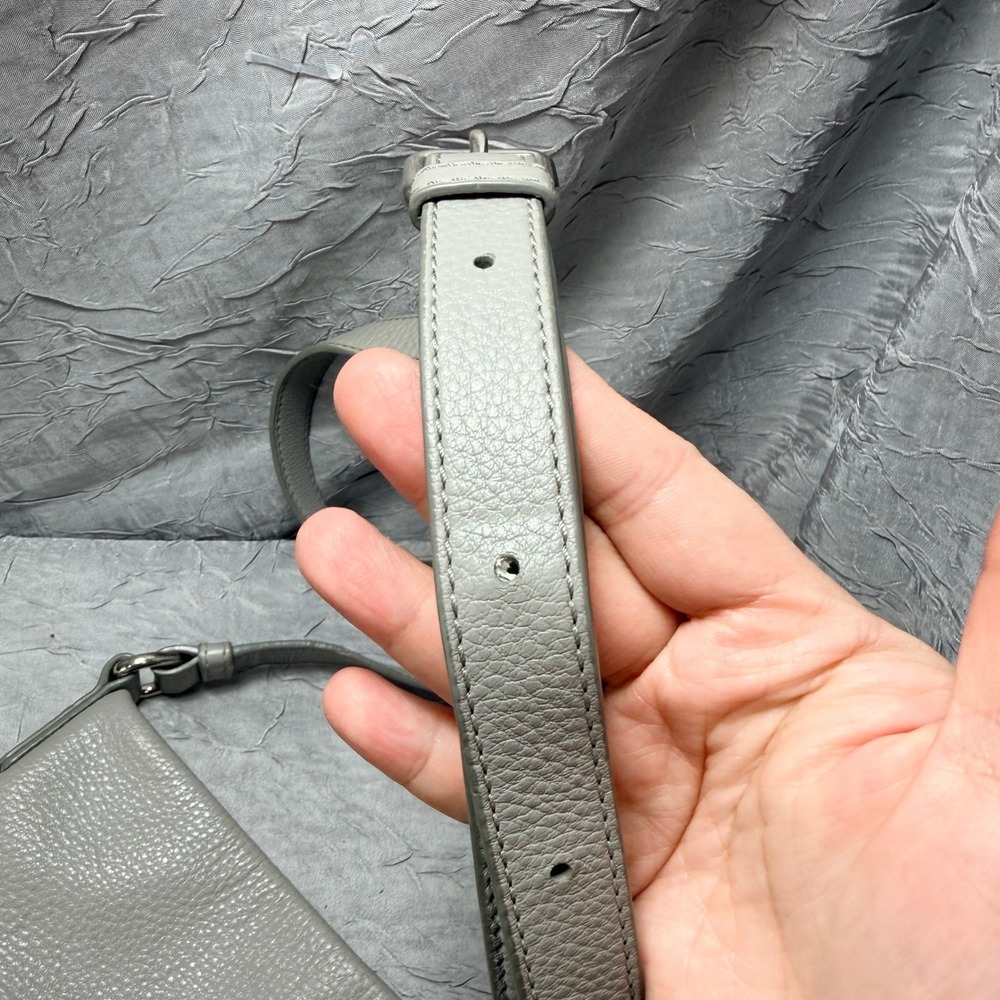 Marc by Marc Jacobs Grey Pebbled Leather Crossbody Messenger Bag Logo Plaque - Picture 4 of 8